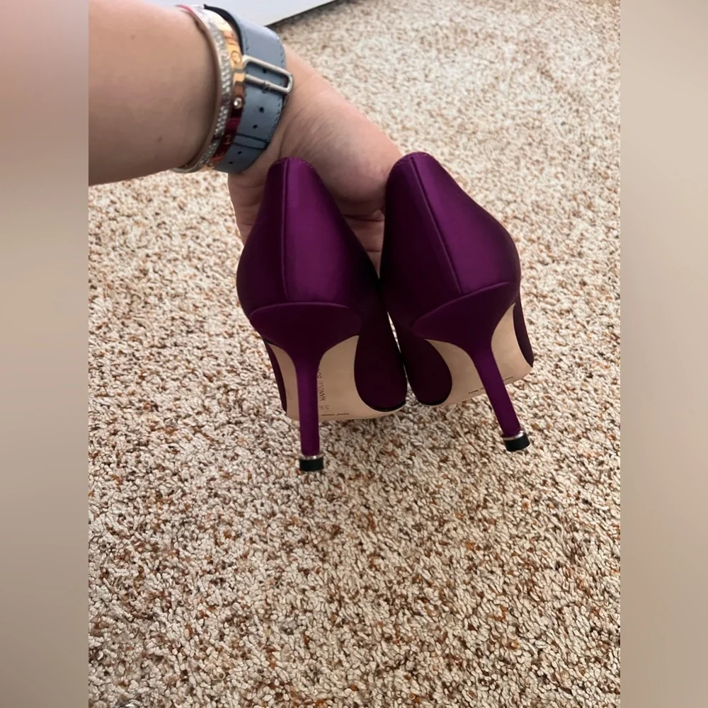 Manolo Blahnik Hangsis Pump Like New - Picture 5 of 5